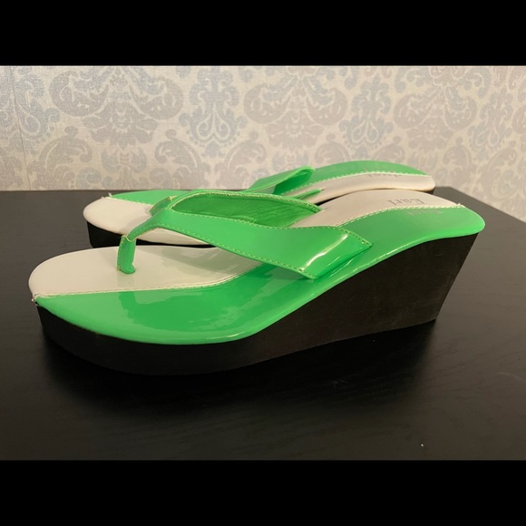 Neon green and white thong sandal, with wedge heel - size 10 - Picture 7 of 7